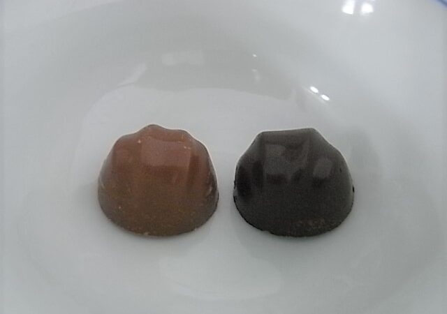 チョコレート効果 カカオ72％コク深マカダミアといつものマカダミアチョコレート、食べ比べしてみた。どちらが美味い？